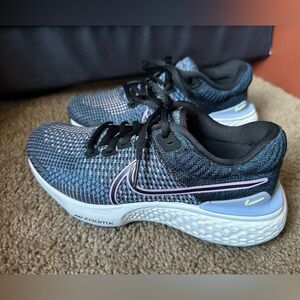 Nike Womens ZoomX Invincible Sneaker Gym Running Shoes Size US 6